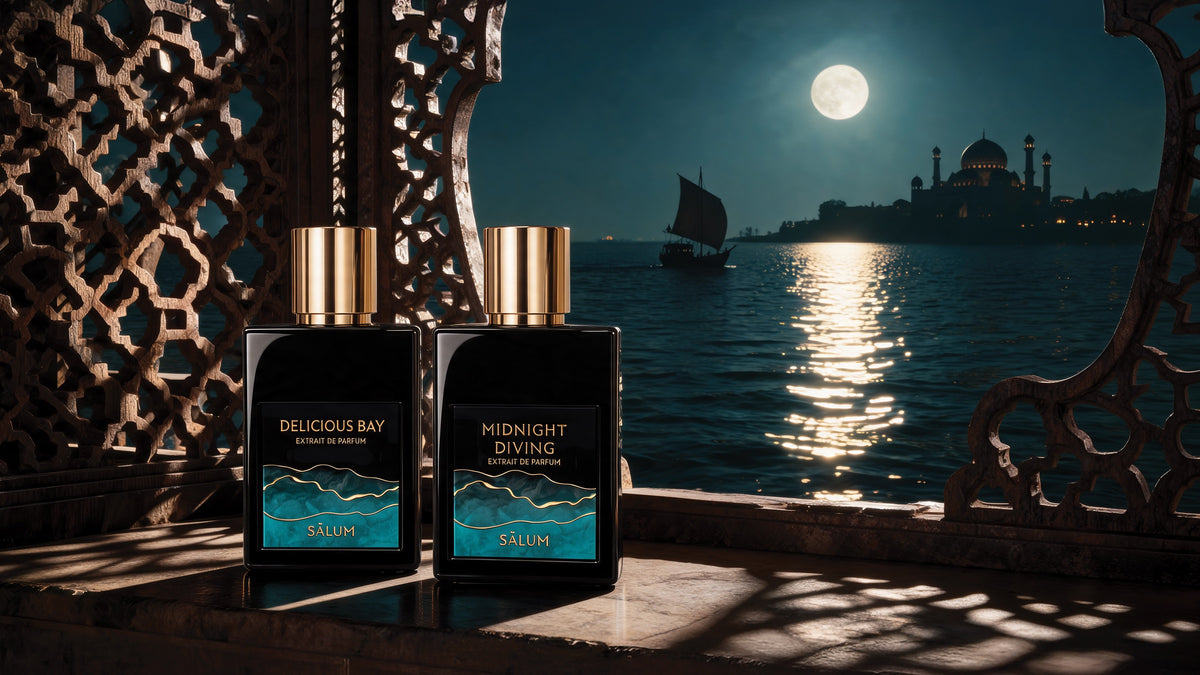 Delicious Bay e Midnight Diving di Salum, linea Arabian Vibes, su un davanzale di pietra davanti al mare di notte
