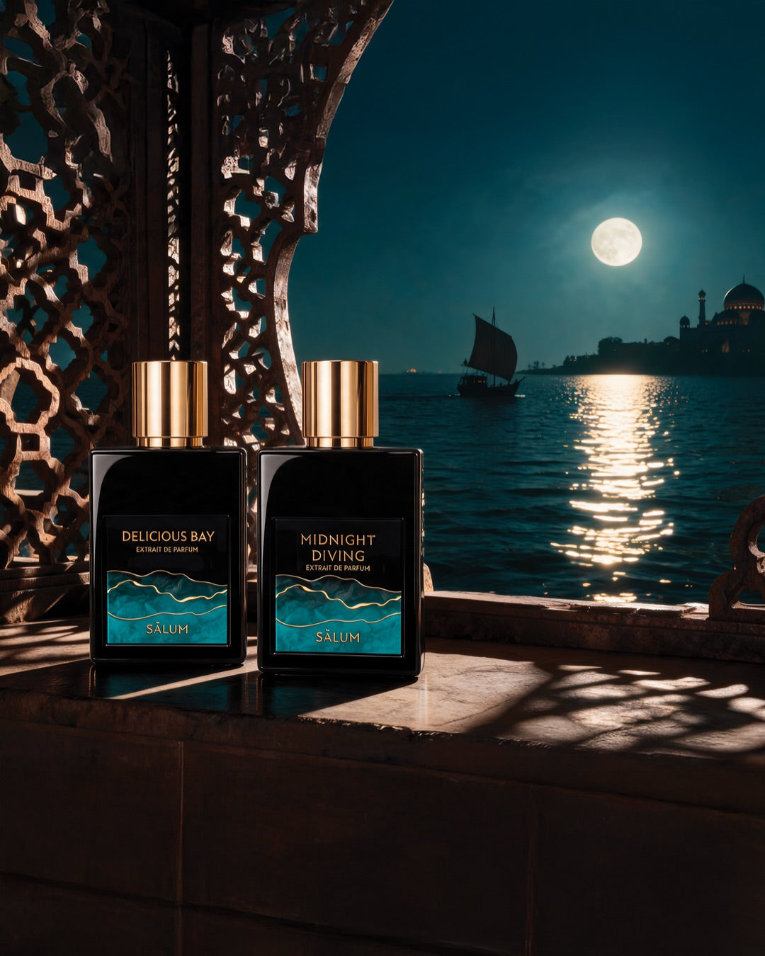 Delicious Bay e Midnight Diving di Salum, linea Arabian Vibes, su un davanzale di pietra davanti al mare di notte