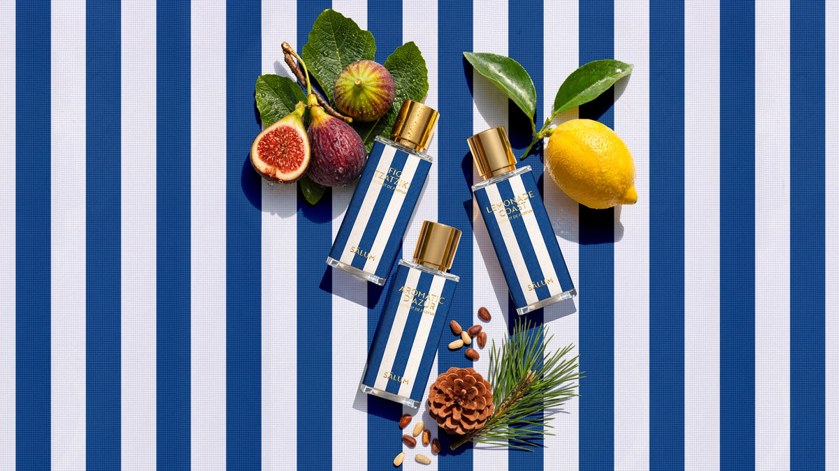 Med Mon Amour di Salum: Fig Tzatziki, Lemonade Coast e Aromatic d'Azur su tessuto a righe blu con fichi, limone e pigne