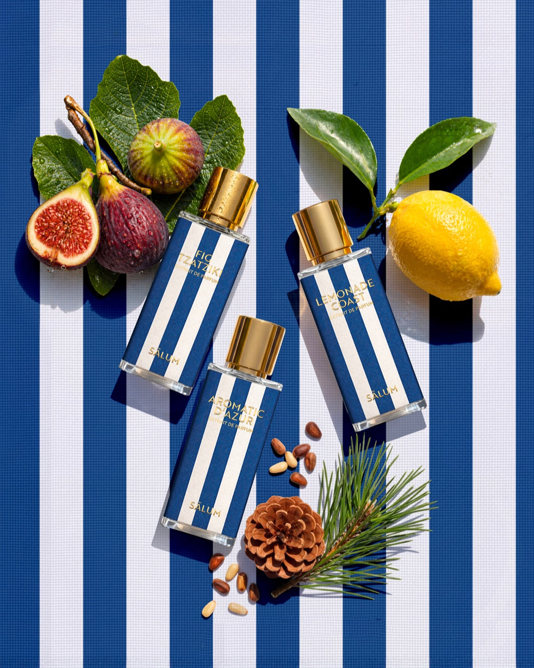 Med Mon Amour di Salum: Fig Tzatziki, Lemonade Coast e Aromatic d'Azur su tessuto a righe blu con fichi, limone e pigne