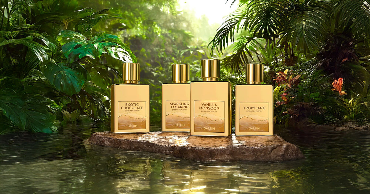 I quattro flaconi della collezione Treasure Island di Salum, Extrait de Parfum: Exotic Chocolate, Sparkling Tamarind, Vanilla Monsoon e Tropylang, su una roccia nella giungla