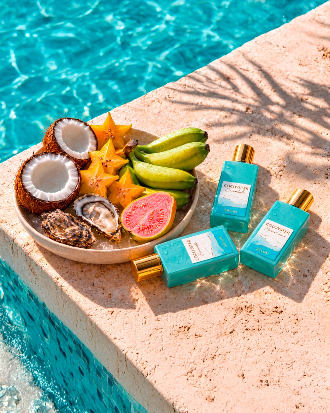 Tropical Juice di Salum: Cocoyster Carambola, Moorea Guava e Bananita accanto a frutta tropicale
