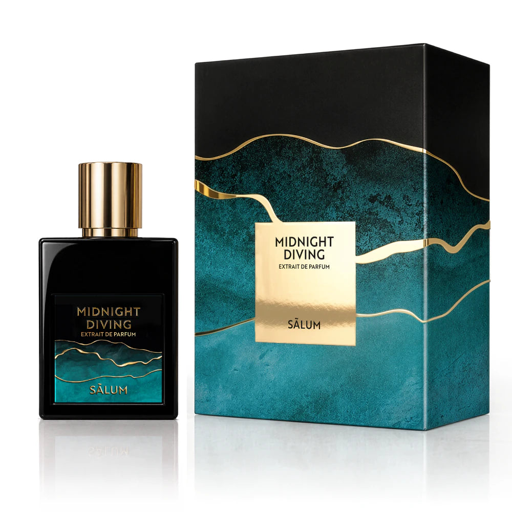 Midnight Diving di Salum, Extrait de Parfum: flacone nero con tappo dorato accanto alla scatola nera e blu petrolio